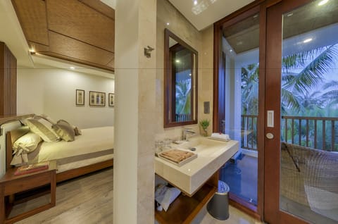 Grand Deluxe Room, Balcony | Bathroom | Free toiletries, hair dryer, bathrobes, slippers