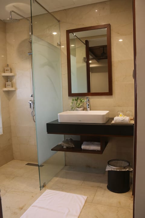 Superior Double Room, Balcony | Bathroom | Free toiletries, hair dryer, bathrobes, slippers
