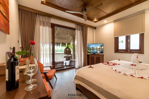 Club Suite, Balcony, Pool View | Frette Italian sheets, premium bedding, pillowtop beds, minibar