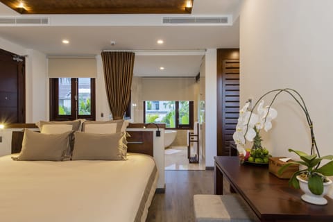 Club Suite, Balcony, Pool View | Frette Italian sheets, premium bedding, pillowtop beds, minibar