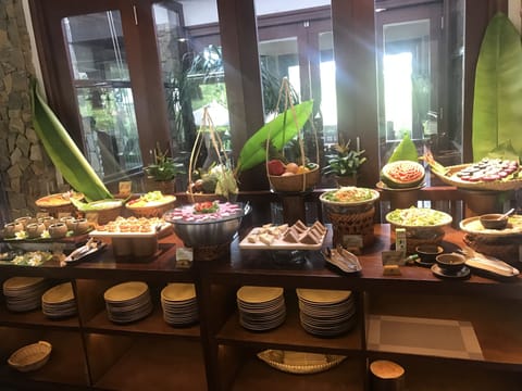 Daily buffet breakfast (VND 250000 per person)