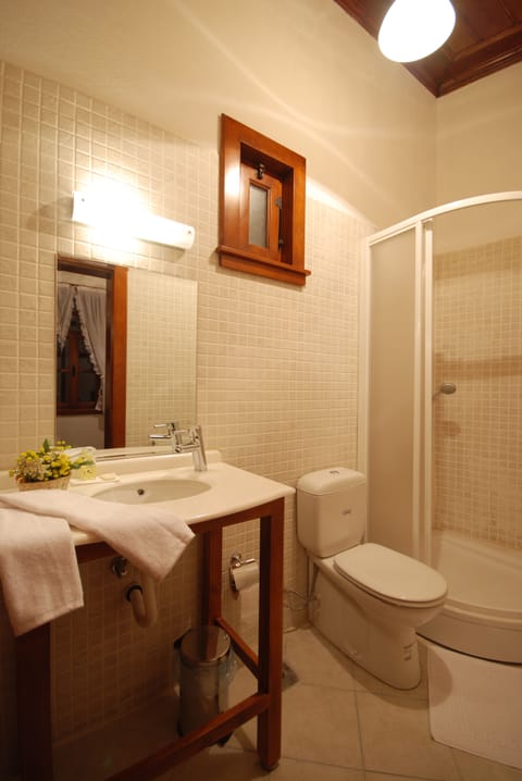 Double Room | Bathroom | Shower, free toiletries, hair dryer, slippers