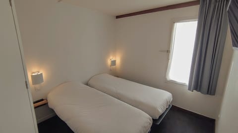 Twin Room | 1 bedroom, desk, blackout drapes, free WiFi