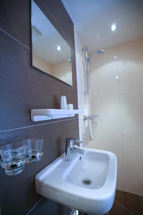 Luxury Double Room, Garden View, Courtyard Area | Bathroom | Shower, free toiletries, towels