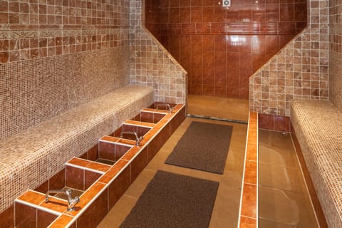 Couples treatment rooms, sauna, spa tub, steam room, hot springs