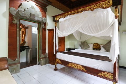 Superior Double Room | Desk, bed sheets