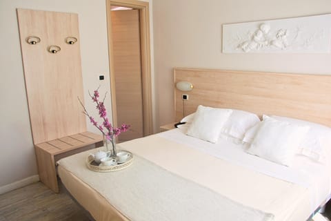 Economy Double Room | Minibar, in-room safe, desk, free WiFi