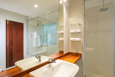 Superior Double Room, 1 Bedroom | Bathroom | Free toiletries, hair dryer, bidet, towels