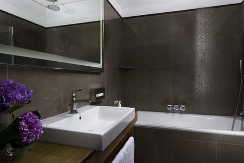 Family Suite | Bathroom | Free toiletries, hair dryer, bidet, towels