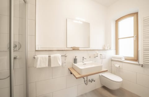 Comfort Double Room | Bathroom | Shower, free toiletries, hair dryer, towels