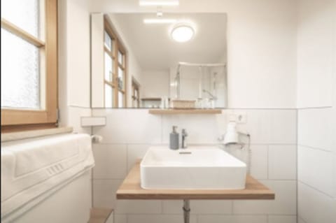 Standard Twin Room | Bathroom sink