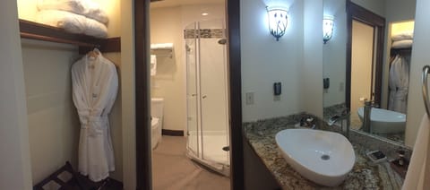 Deluxe Double Room, Ensuite, Partial Sea View (Water View) | Bathroom | Combined shower/tub, free toiletries, bathrobes, towels