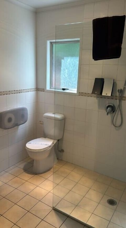 Family Townhome | Bathroom | Free toiletries, hair dryer, towels