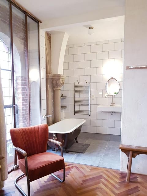 Rainfall showerhead, free toiletries, hair dryer, towels