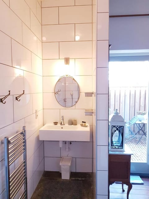 Rainfall showerhead, free toiletries, hair dryer, towels