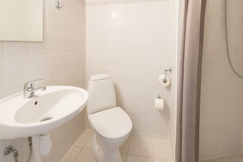 Superior Room | Bathroom | Shower, free toiletries, towels, soap
