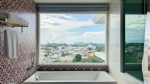 Premier Double Room | Bathroom | Free toiletries, hair dryer, bidet, towels