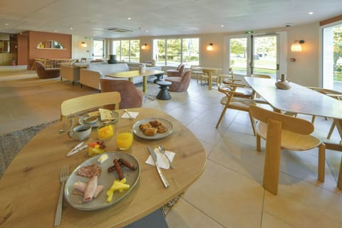 Daily buffet breakfast (EUR 14.90 per person)