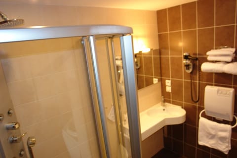 Comfort Triple Room | Bathroom | Free toiletries, hair dryer, towels
