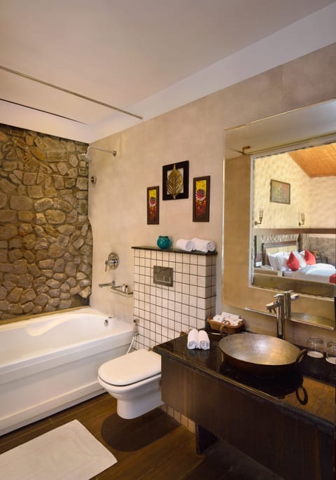 Luxury Cottage | Bathroom | Shower, rainfall showerhead, free toiletries, hair dryer