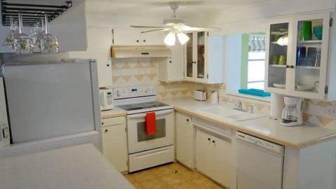 House, 2 Bedrooms | Private kitchen | Microwave, oven, stovetop, dishwasher