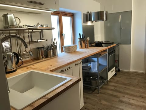 Apartment (FEWO 2 OG) | Private kitchen | Fridge, microwave, oven, stovetop