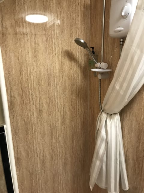 Double Room | Bathroom shower