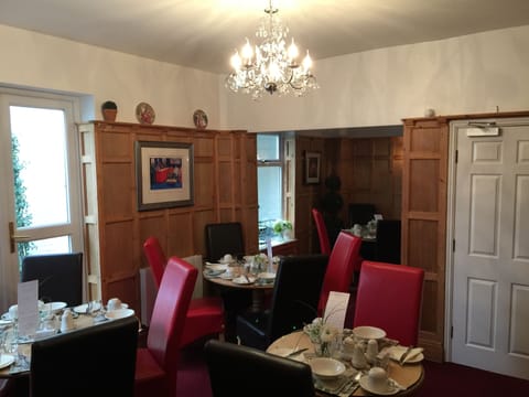 Daily continental breakfast (GBP 5 per person)