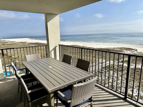 Enjoy a morning cup of coffee or evening glass of wine with a stunning view!!