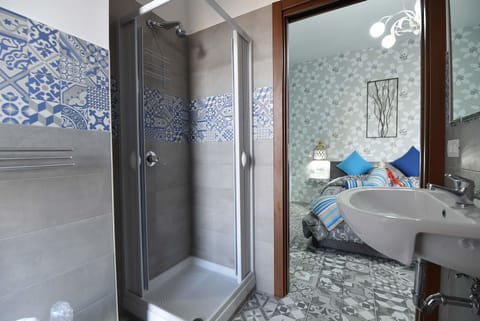 Positano Deluxe | Bathroom | Free toiletries, bathrobes, bidet, towels