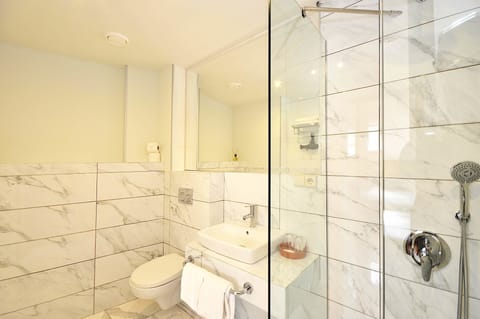 Superior Double Room, Balcony, Park View | Bathroom | Shower, free toiletries, hair dryer, towels