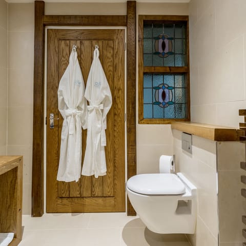 Premier Double Room, 1 King Bed | Bathroom | Designer toiletries, hair dryer, bathrobes, towels