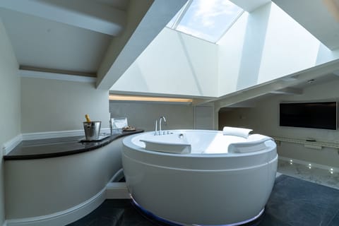 Suite Deluxe con Sauna, Idromassaggio e accesso SPA | 1 bedroom, Frette Italian sheets, premium bedding, down comforters