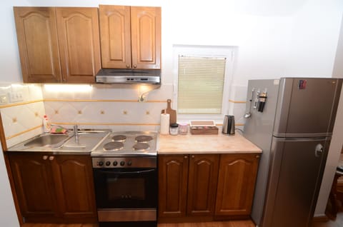 Apartment, Private Bathroom, Mountain View | Private kitchen | Fridge, oven, stovetop, coffee/tea maker