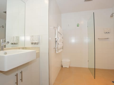 Studio Room | Bathroom | Shower, free toiletries, hair dryer, towels