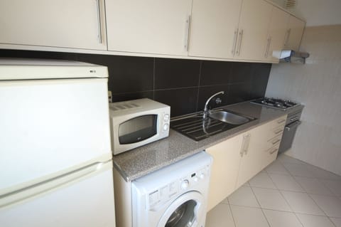 Apartment, 2 Bedrooms | Private kitchen | Fridge, microwave, oven, stovetop