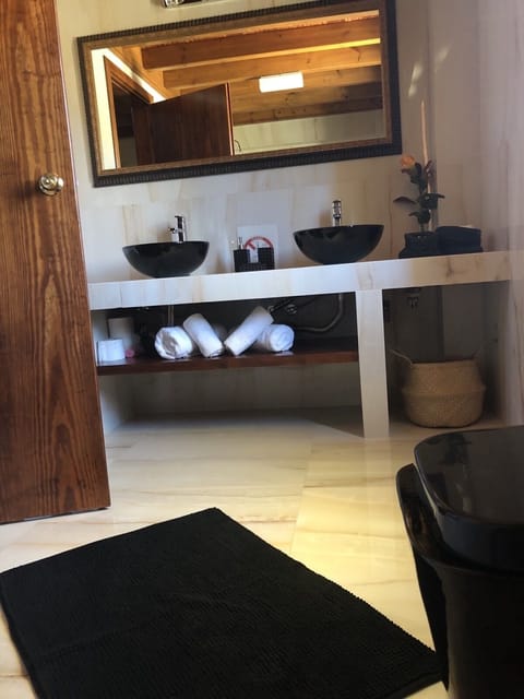 Villa | Bathroom | Separate tub and shower, rainfall showerhead, free toiletries