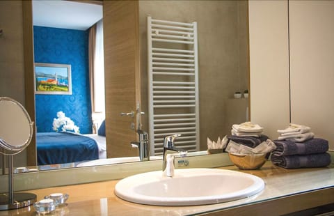 Double Room, Garden View (VIP 4) | Bathroom sink