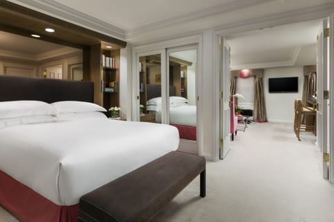Suite, 1 Bedroom- 600 Square Feet | Premium bedding, minibar, in-room safe, desk