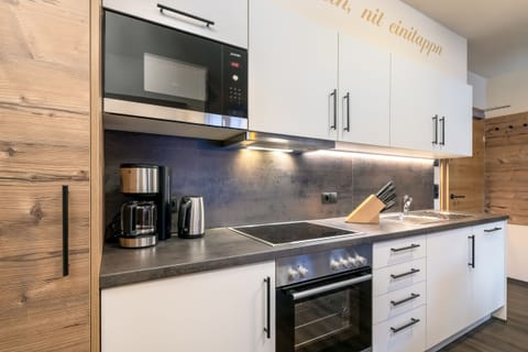 Classic Apartment | Private kitchen | Full-size fridge, microwave, oven, stovetop