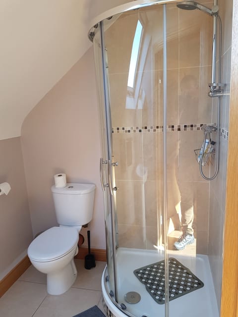 Comfort Double Room: Breakfast NOT included | Bathroom | Shower, free toiletries, hair dryer, towels