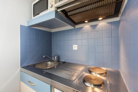 Studio, Balcony (n° 730) | Private kitchen | Stovetop, electric kettle, cookware/dishes/utensils