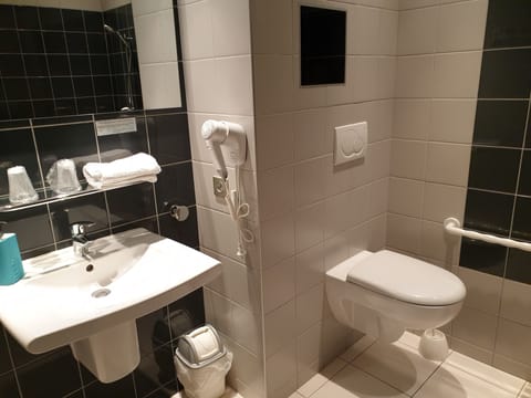 Superior Double Room | Bathroom | Shower, free toiletries, hair dryer, towels