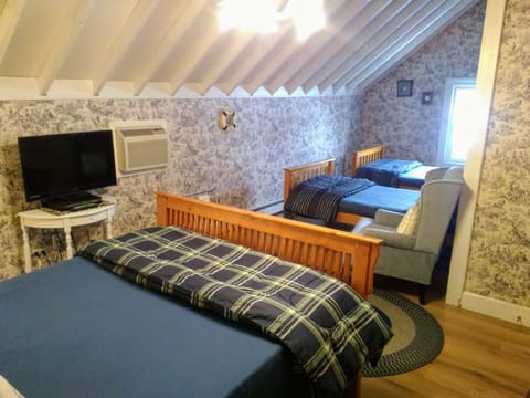 Family Quadruple Room, Shared Bathroom (5. The Cedar) | Free WiFi, bed sheets