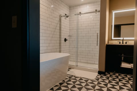 Suite, 1 King Bed, Non Smoking (Red Rocks) | Bathroom | Free toiletries, hair dryer, towels