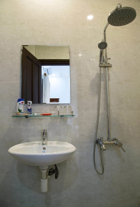 Deluxe Double Room | Bathroom | Shower, free toiletries, hair dryer, bathrobes