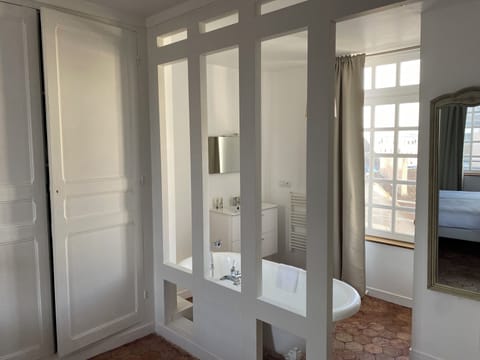 Apartment (Les Sœurs) | Bathroom | Free toiletries, hair dryer, towels, soap