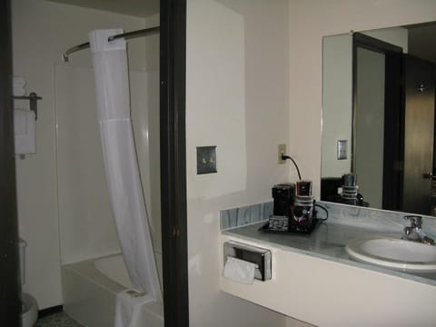 Combined shower/tub, free toiletries, hair dryer, towels