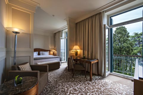 Deluxe Room, 1 King Bed (Deluxe Room Sea View) | Hypo-allergenic bedding, minibar, in-room safe, desk