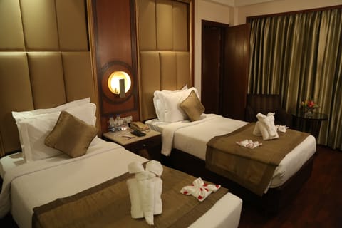 Executive Room | Living room | 31-inch LCD TV with digital channels, TV